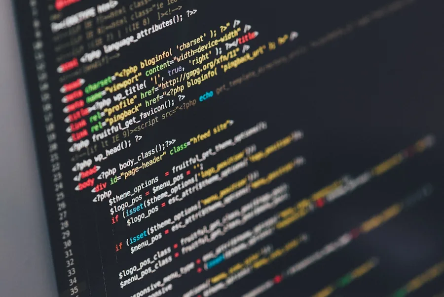 Backend developer kod yazır — server tərəfi proqramlaşdırma